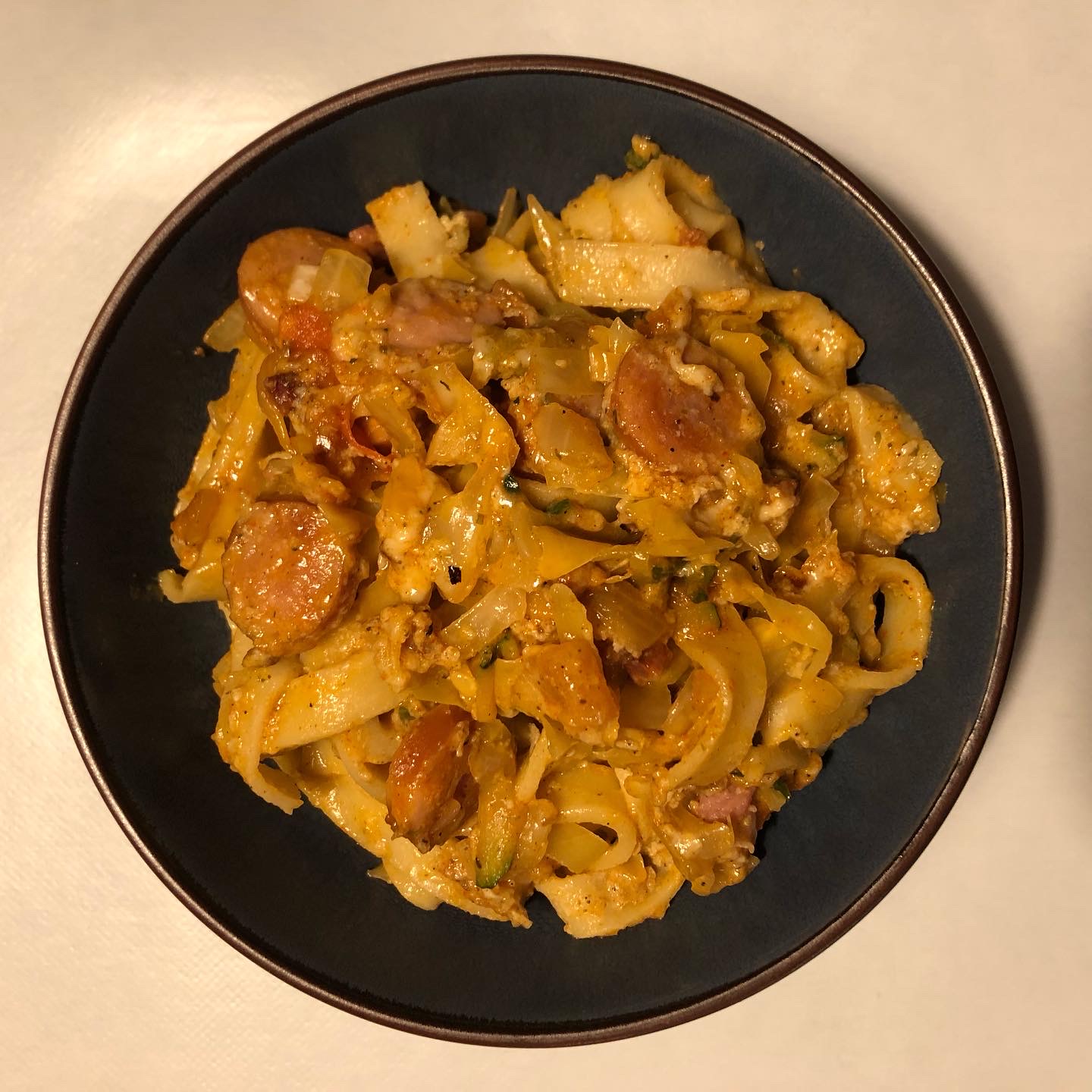 Cremet pasta med pølser og grønt - Grøntmad